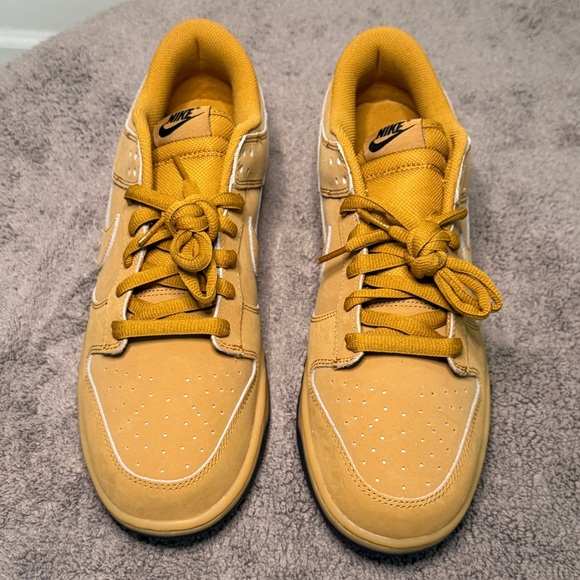 Nike dunk retro
 *wheat gum
brand new
NWOT - Picture 3 of 13